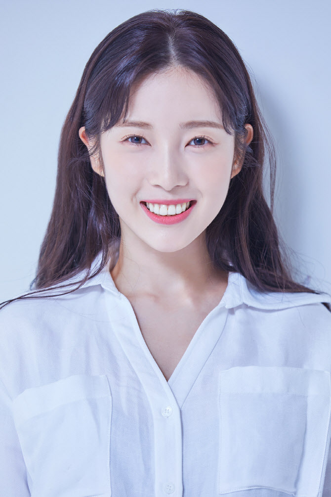 윤채경, 드라마 '멍냥멍냥' 주연 발탁