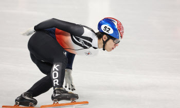 쇼트트랙 간판 황대헌, 5000m 계주에서 2관왕 도전