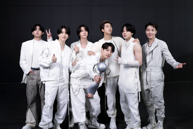 방탄소년단, IFPI 글로벌 아티스트 차트 2년 연속 1위 쾌거