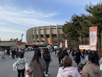 "방탄 오빠들 볼 생각에 잠도 못잤어요"… 잠실은 보랏빛 물결