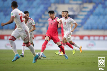 '볼점유율 72%대28%' 한국, UAE 밀집수비에 고전...전반전 0-0