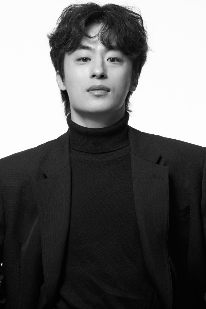 구교환, 인기 웹툰 원작 '신인류 전쟁:부활남' 주연 발탁