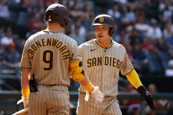 MLB 샌디에이고 김하성, 첫 안타가 3루타…최지만은 첫 2루타