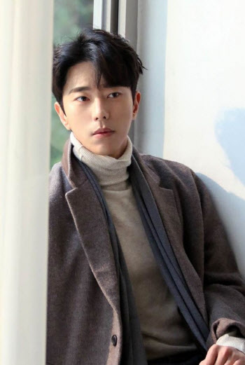 배우 윤현민, 13일 부친상…"지병으로 별세"
