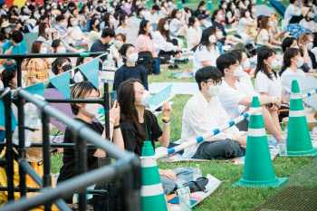 콘서트서 '떼창' 하고 영화관서 팝콘 먹고…"반갑다, 일상회복"