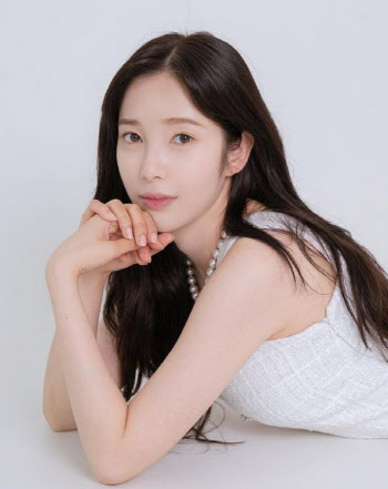 에이프릴 윤채경, 오나라·윤균상 소속사 전속계약 [공식]