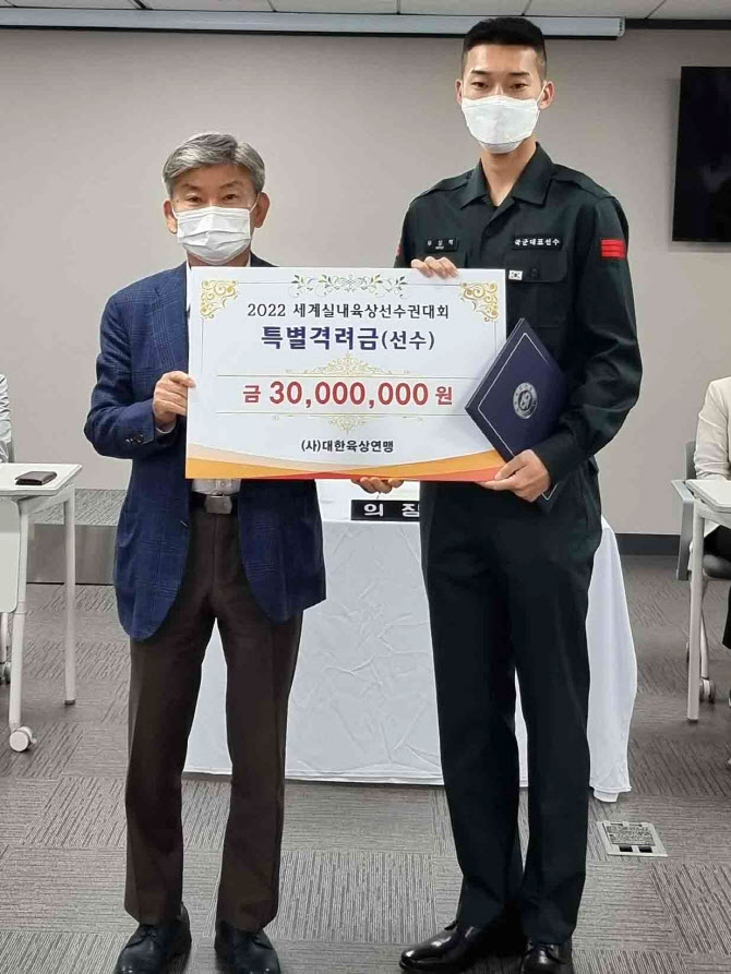 대한육상연맹, 세계실내선수권 우승 우상혁에 5000만원 포상금