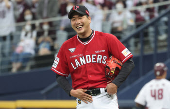'5승' SSG 김광현, 다승 공동 선두 도약...ERA도 압도적 1위