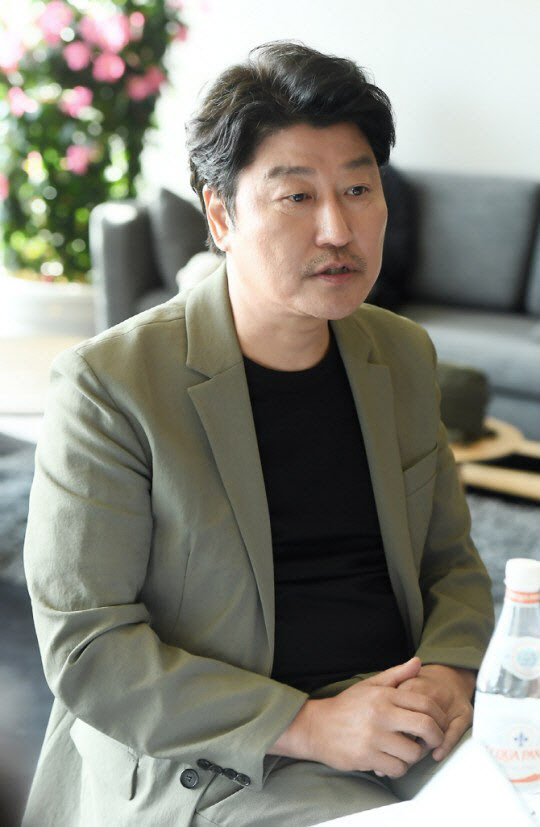 ‘브로커’ 송강호 “고 강수연 선배의 명복을 빈다” 애도