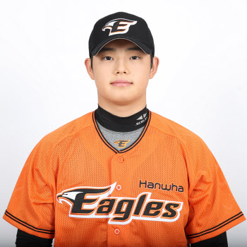 '괴물신인' 문동주, 최고 154km 강속구에도 프로 매운맛 봤다