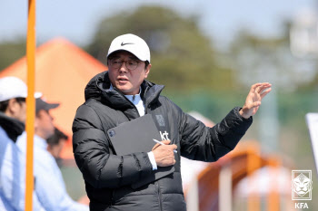 황선홍 U-23 감독 "이강인 프리롤 맡길 것...반쪽 선수 되선 안돼"