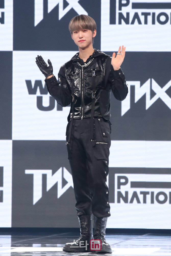 [포토]포즈 취하는 은휘