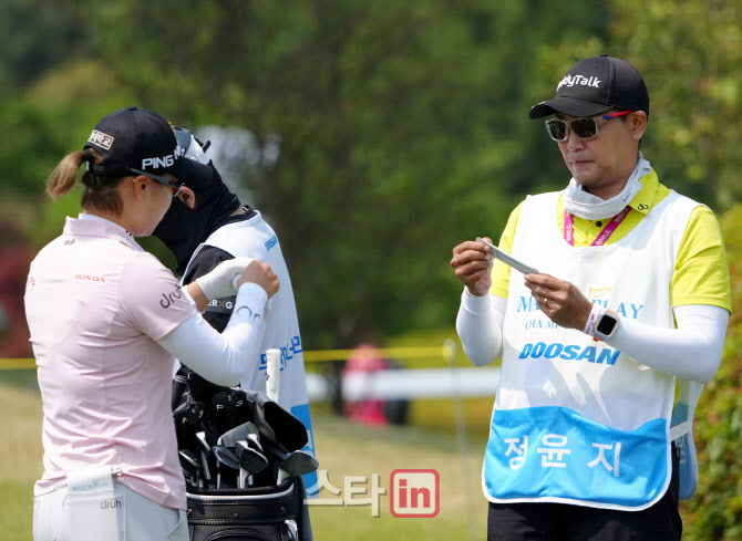 [포토]정윤지,진성용 '홍삼 보다 산삼이죠'