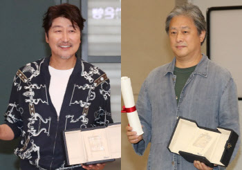 "함께 일하고파" 트로피 들고 금의환향한 20년지기 박찬욱 송강호