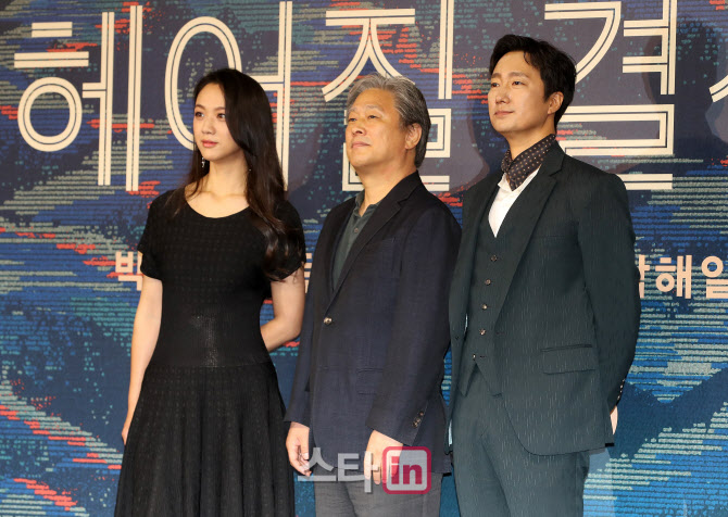 [포토]탕웨이-박찬욱 감독-박해일, '영화 '헤어질 결심'에서 만나요!