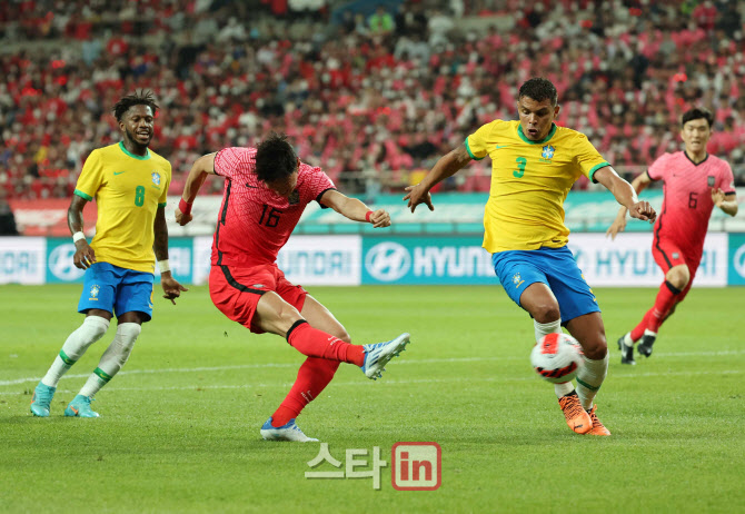 '황의조 빛바랜 동점골' 한국, 브라질에 1-2 뒤진 채 전반 마감