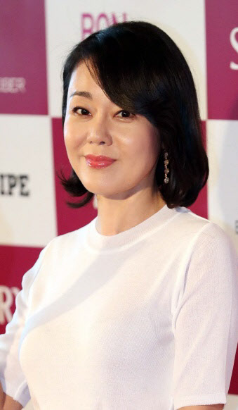 배우 김윤진 2일 시모상…남편과 상주로