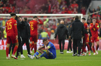 웨일스, 64년 만에 월드컵 본선 진출...우크라이나 끝내 눈물
