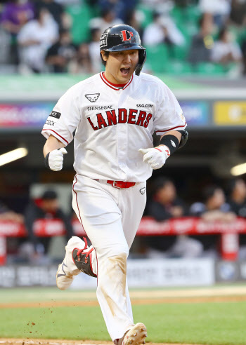 홈런 역사 새로 쓴 최정, '통산 최다' 이승엽도 넘을까