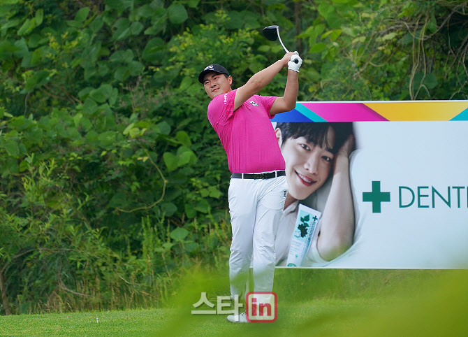 [포토] 고석완 '서강준이 보고 있다'