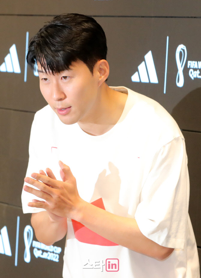 [포토]손흥민, 월드클래스의 겸손한 인사