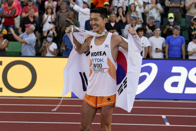 한국 육상 역사 새로 쓴 우상혁, 화려하게 빛났던 은빛 도약