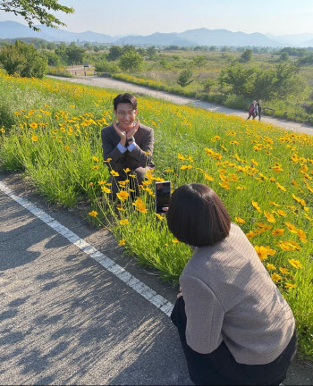 강기영, 꽃밭에서 미소 활짝…'우영우가 찍어준 사진'