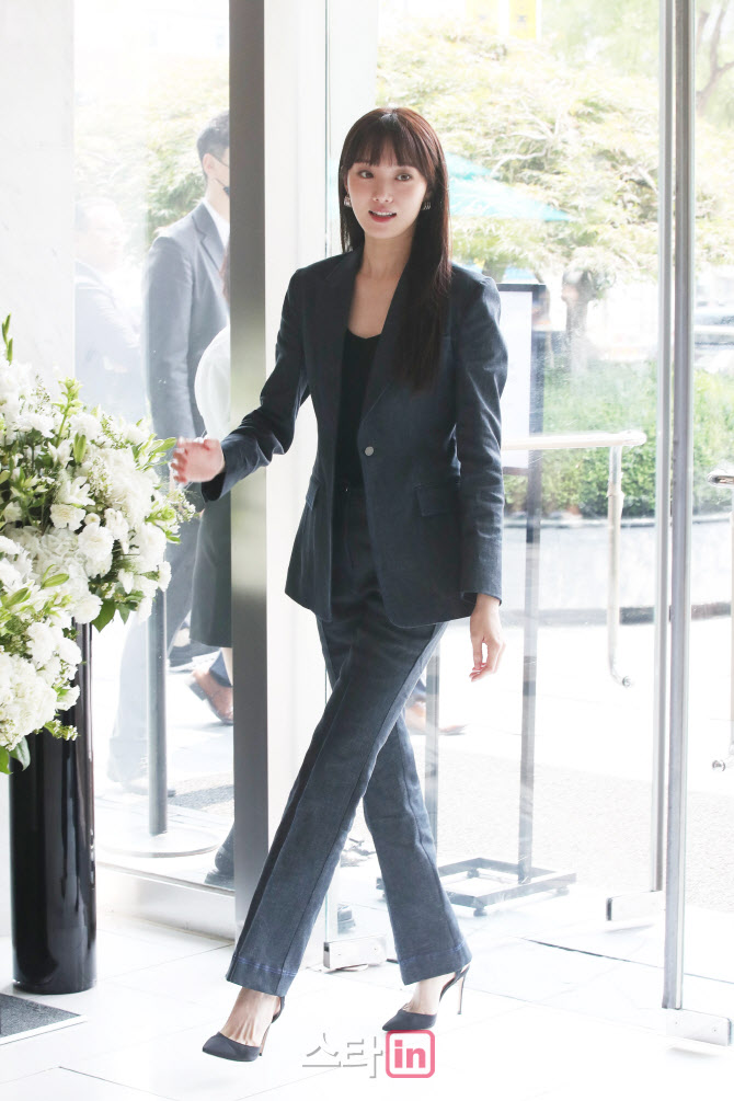 [포토]이성경, 등장부터 화사하게