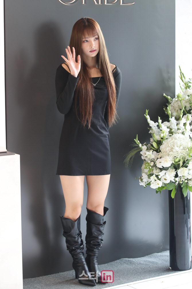 [포토]포즈 취하는 김지향