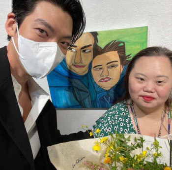 김우빈, 정은혜 개인전 방문…'우블스' 우정