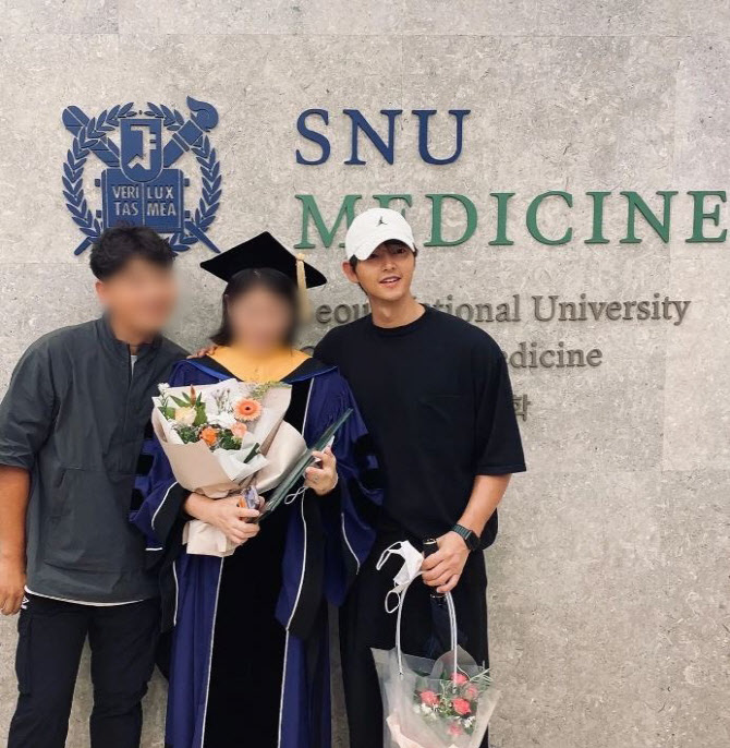 송중기, 박사된 여동생 위해 서울대 학위수여식 참석