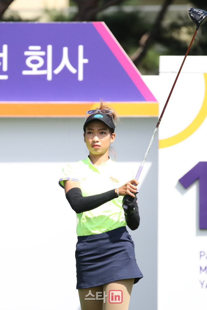 [포토]티샷 날리는 알리사라 웻차까마