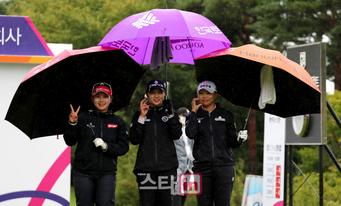 [포토]3라운드 출발하는 김희지-박현경-김지영2