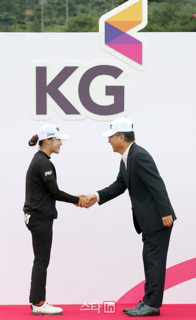 [포토]곽재선 KG·이데일리 회장으로부터 우승 축하받는 황정미