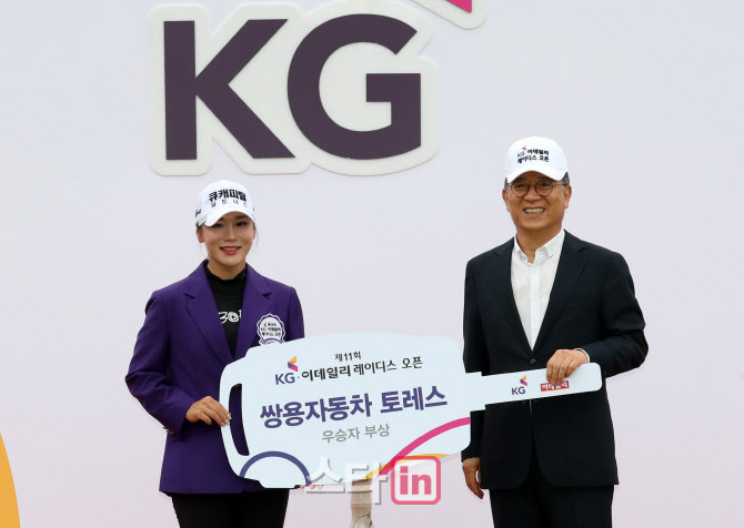 [포토]곽재선 KG·이데일리 회장으로부터 쌍용차 토레스 전달받는 황정미