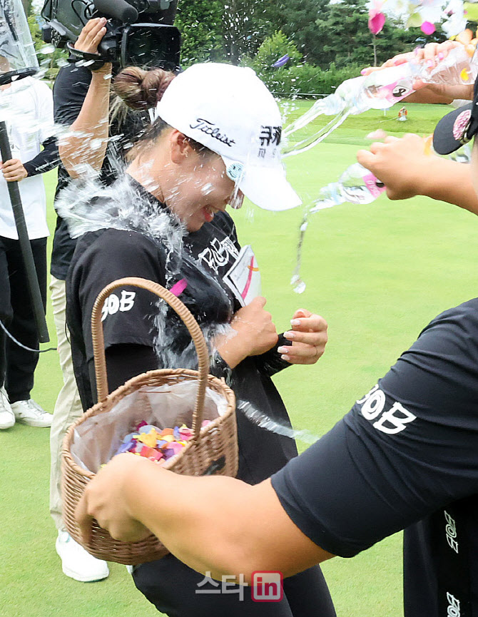 [포토]우승 축하 물세례받는 황정미