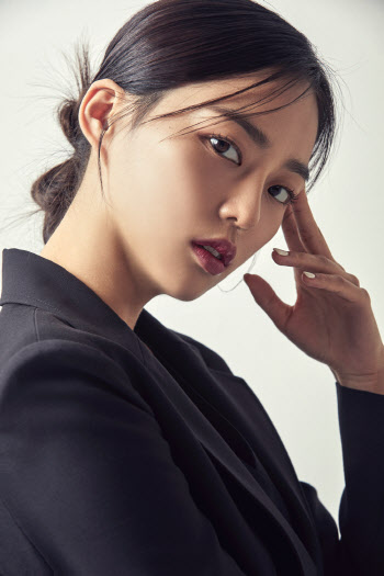 'CLC 특급 의리' 장예은, 손 신곡 피처링 참여