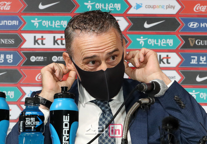 [포토]마스크 고쳐쓰는 파울루 벤투 축구대표팀 감독