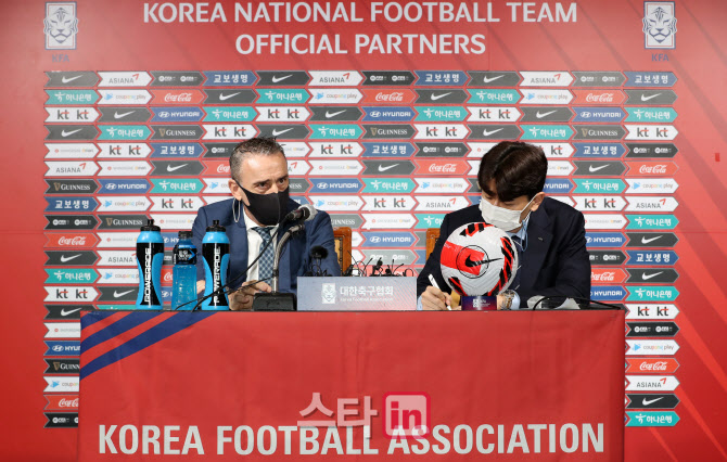 [포토]취재진 질의에 답하는 파울루 벤투 축구대표팀 감독