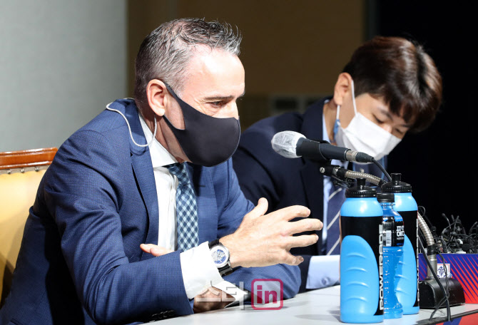 [포토]카타르월드컵 9월 모의고사 앞둔 벤투 감독