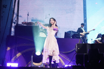 첫 잠실 주경기장 콘서트 아이유 "하늘 예뻐서 기뻐"