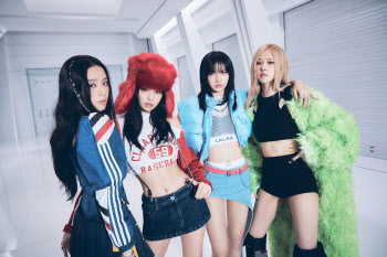 블랙핑크, K팝 걸그룹 첫 빌보드200 1위
