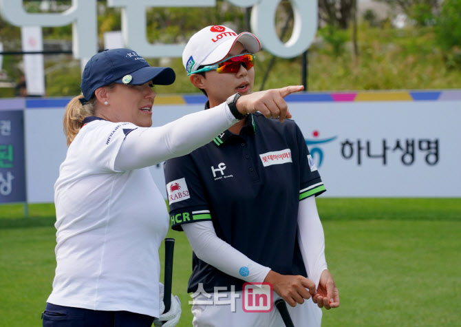 [포토]크리스티 커,김효주 '홀 공략을 상의해요'