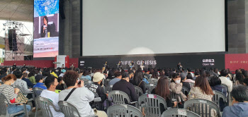 양조위·BTS 보러 각국 팬 집결…핫 플레이스로 떠오른 부산