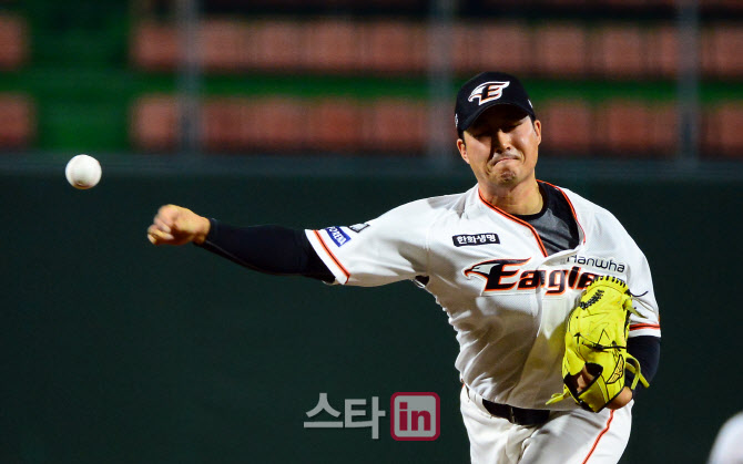 한화서 방출된 베테랑 사이드암 신정락, 롯데서 새 출발