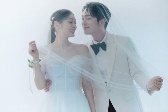 오늘(22일) 결혼 김연아♡고우림, 순백의 웨딩화보…연상연하 커플