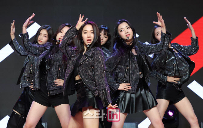 [포토]퀸즈아이, 데칼코마니처럼 칼군무