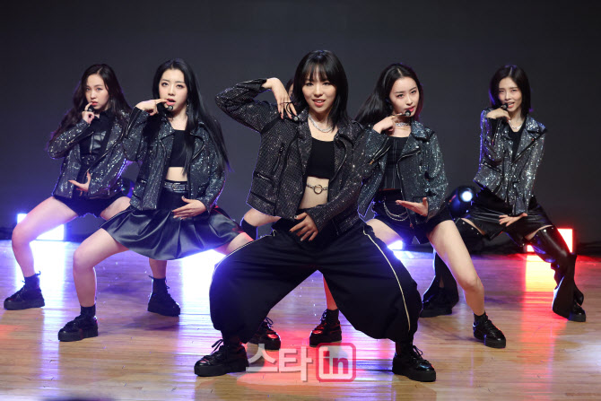[포토]퀸즈아이, 타이틀곡 ‘야미야미' 쇼케이스