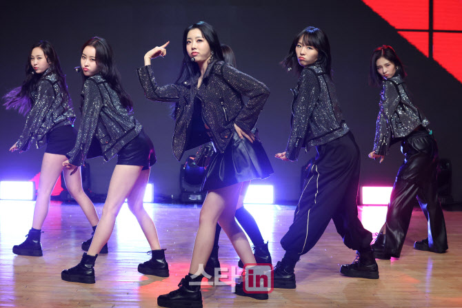 [포토]퀸즈아이, 타이틀곡 ‘야미야미' 무대