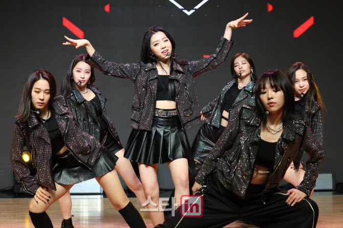 [포토]타이틀곡 ‘야미야미' 무대 선보이는 퀸즈아이